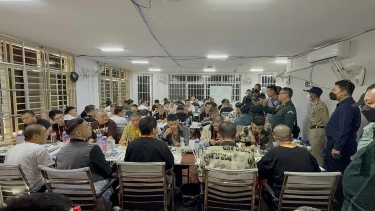 <strong>柬埔寨警方捣毁一电诈窝点抓获258名涉案人员 其中247名系中国籍</strong>