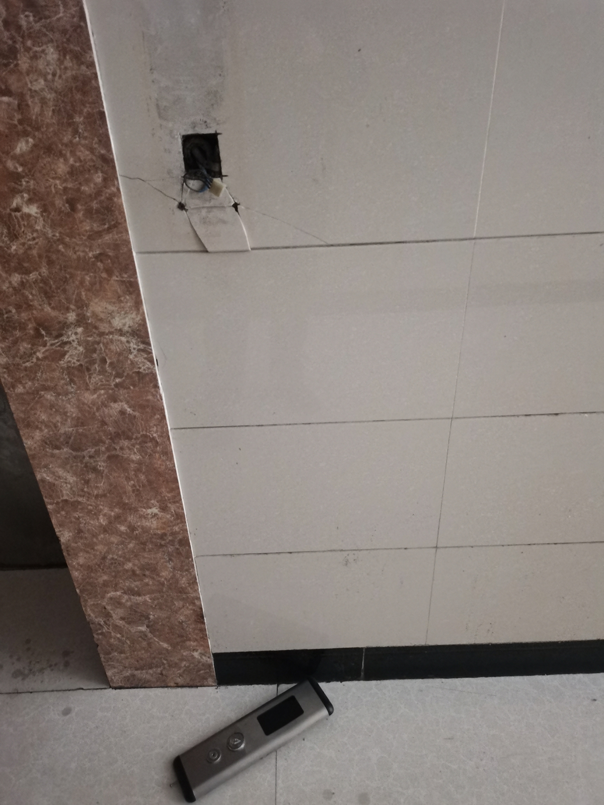 掉落在地的電梯外呼板2.jpg