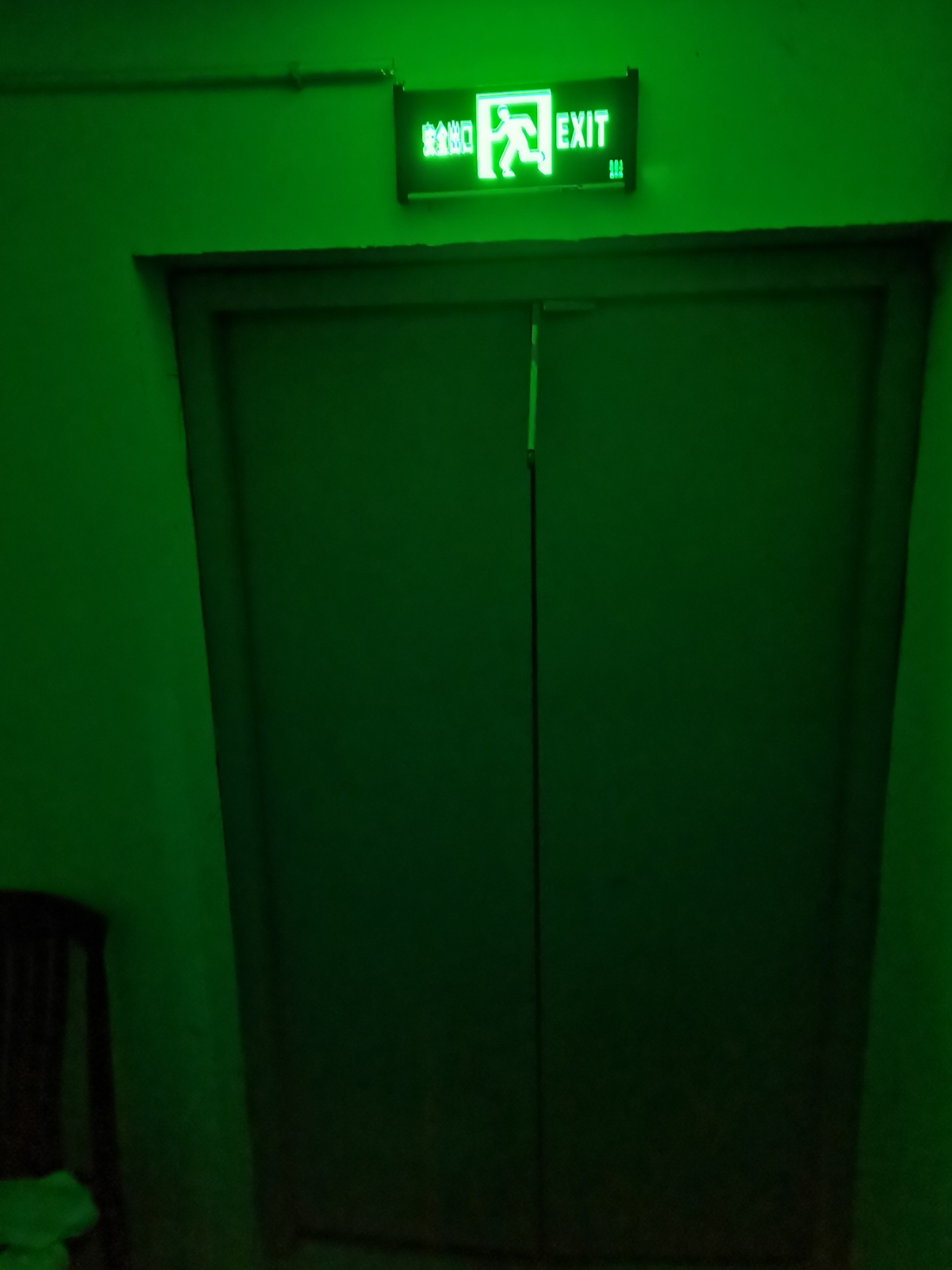 被釘死的安全出口3.jpg