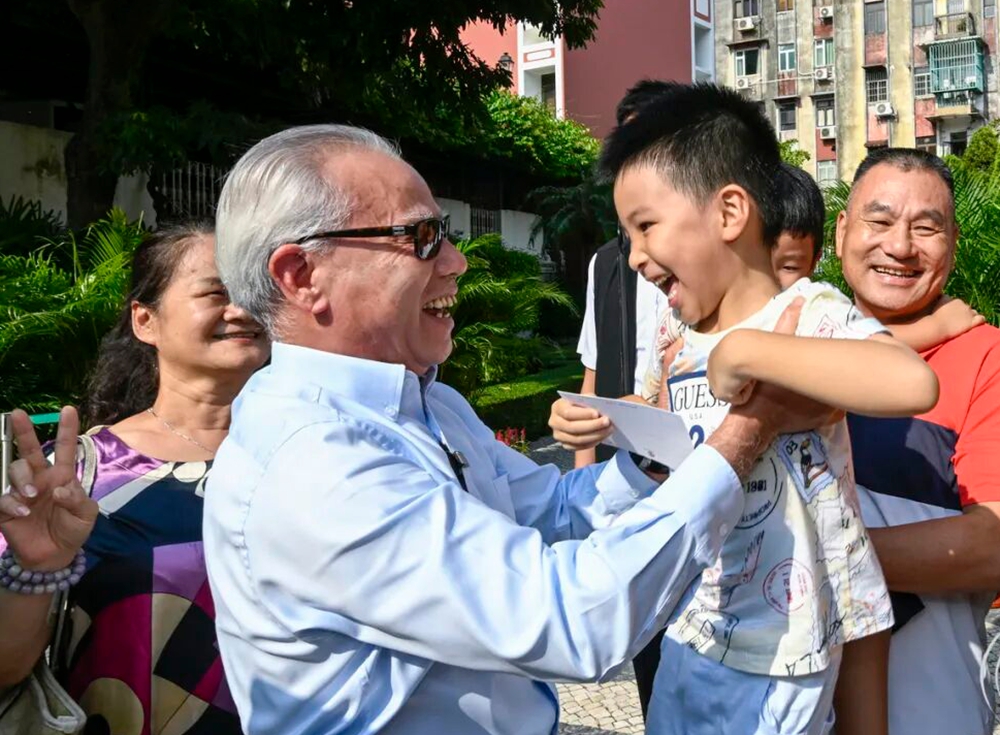 <strong>澳门特区政府总部开放日热闹欢欣行政长官岑浩辉与访客相聚同乐</strong>