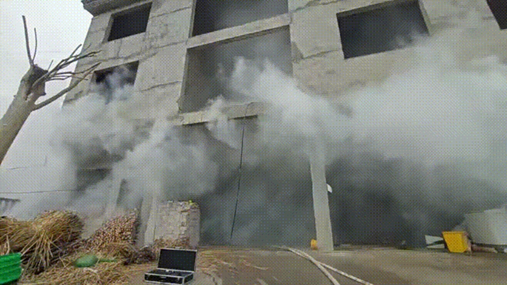 熊孩子玩火危险！7岁哥哥带4岁弟弟玩打火机不慎引发火灾