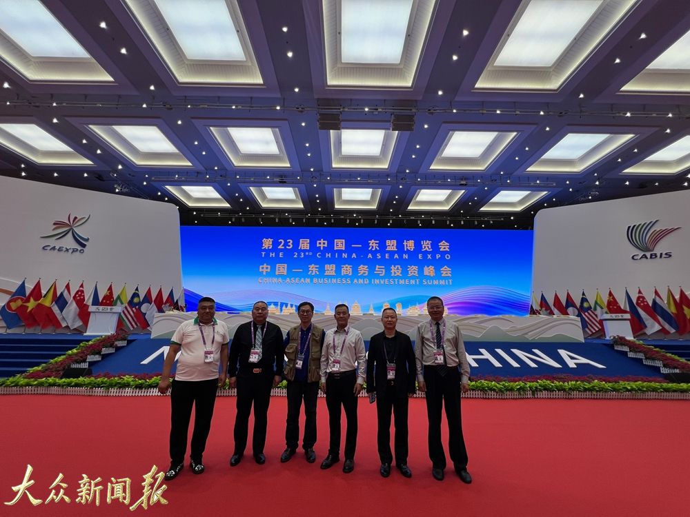 合影.jpg