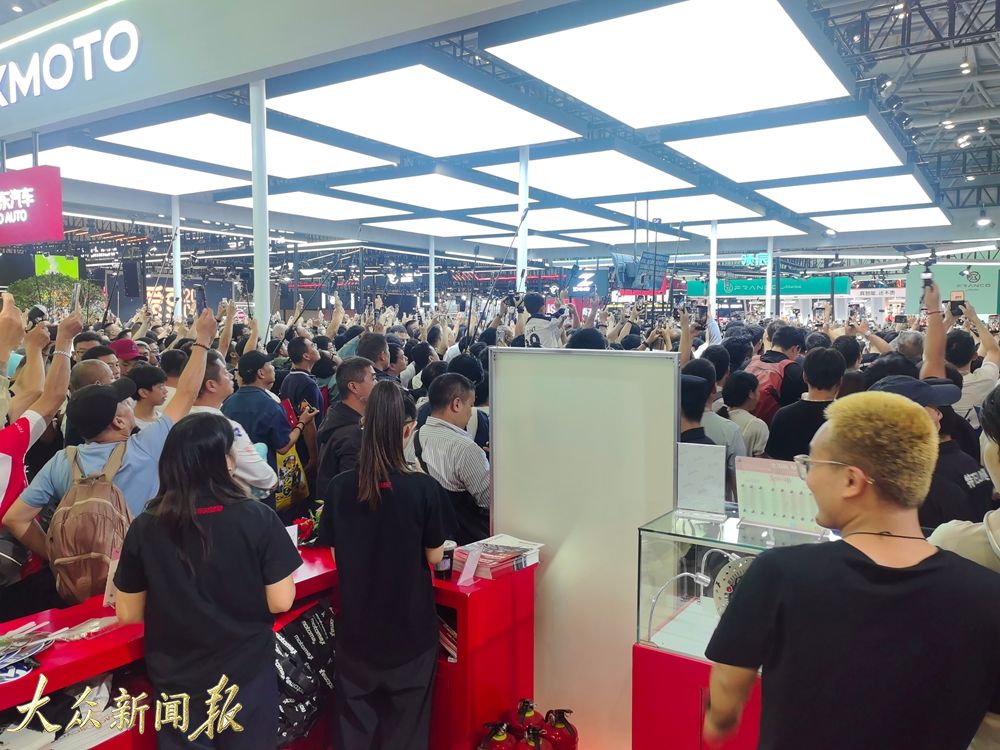 张雪机才展馆现场.jpg